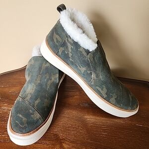 NWOB-Toms PAXTON Suede Faux Fur Ankle Shoes Booties Deep Forest Camo Womans Sz 9